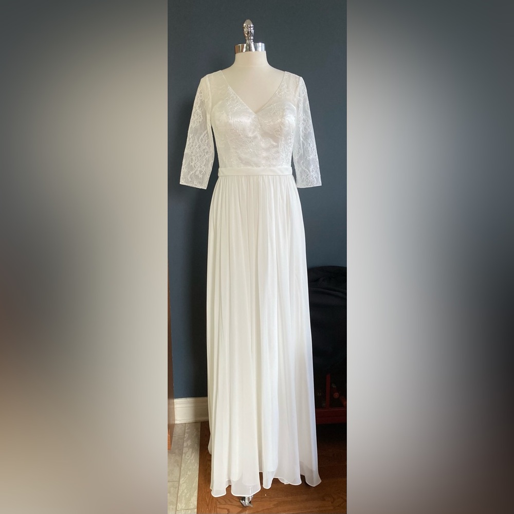 Elegant Ivory Wedding Dress with Lace Sleeve Bridal size 14 Street size 10